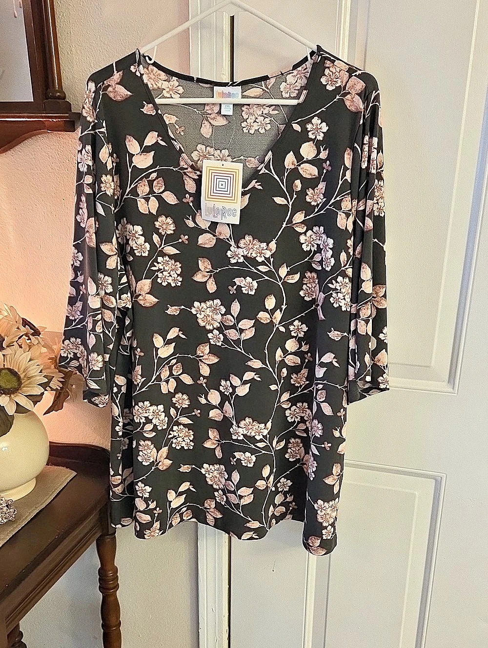 LuLaRoe Naomi 3/4 Sleeve V-Neck Tunic Black & Pink 2XL